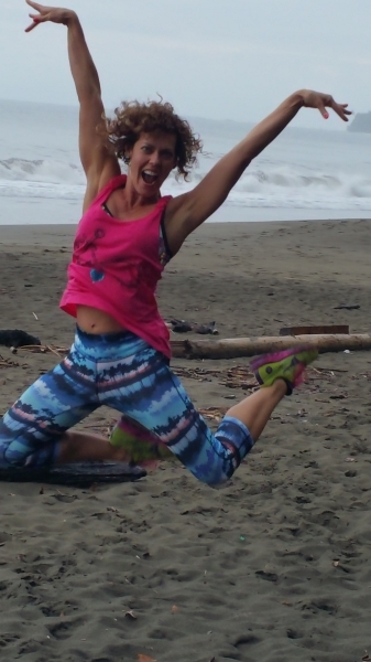 GG on the sand jumping up with a very excited look